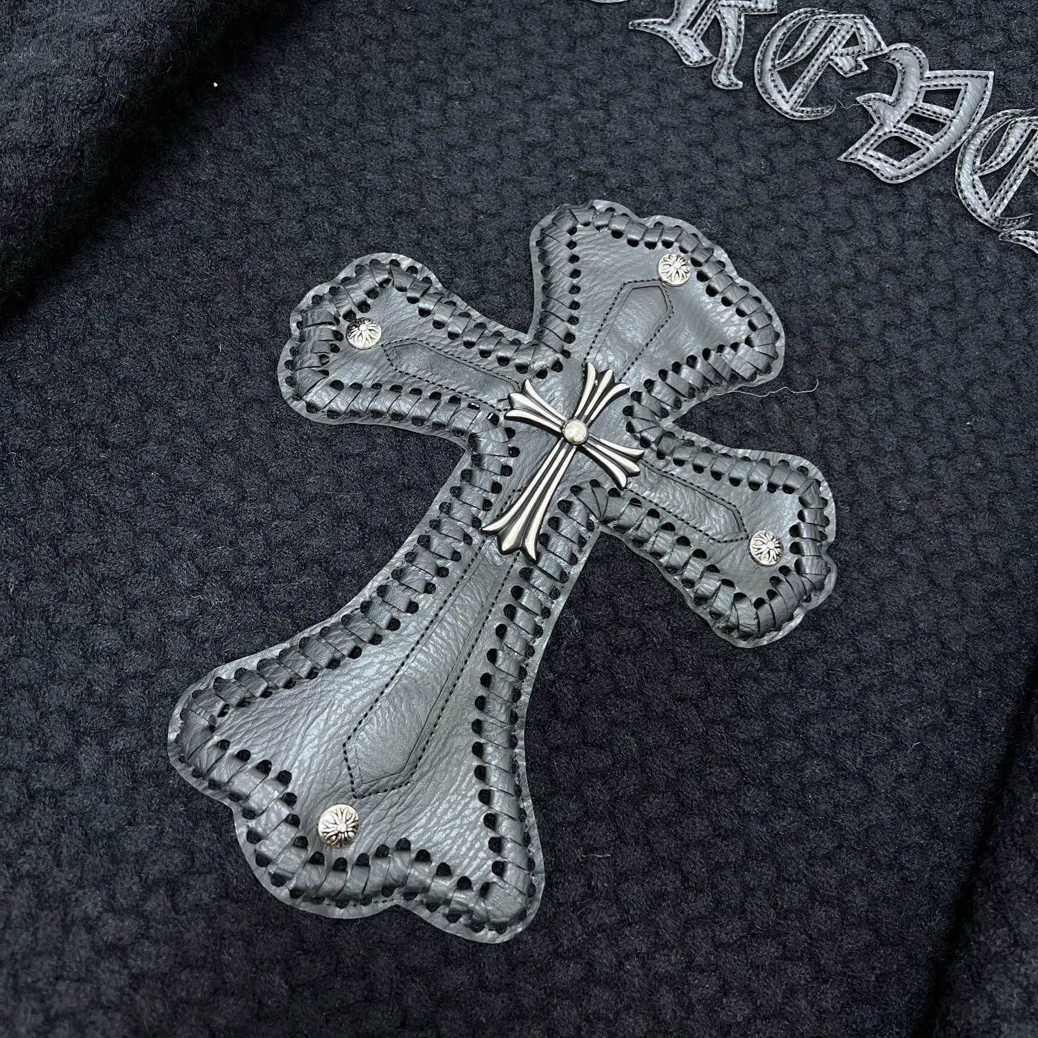 P300 Chrome Hearts 🍁Sweater series🍁 Autumn and winter Sanskrit cross V-neck cardigan sweater Selected high-quality wool blended knitted high-weight fabrics Heavy cross sheepskin leather crafts Customized silver-proof buckle ➕Three-dimensional Sanskrit embroidery Non-market ordinary version 🏷Three standards complete🏷 🌈Recommended colors: black white gray🌈